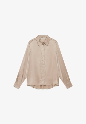 Beige Satinbluse mit langen Ärmeln, spitzem Kragen, vorderer Knopfleiste und legerer Passform. Glatte Textur und leicht abgerundeter Saum.