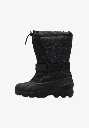 Czarna wodoodporna botka z wzorzystą tekstylną cholewką, gumową podeszwą oraz regulowanym sznurkiem na górze. Wyposażona w klamrę zapewniającą bezpieczne dopasowanie.