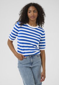 Blauw en wit gestreept gebreid shirt met korte mouwen en een ronde halslijn, gecombineerd met lichtblauwe high-waisted jeans.