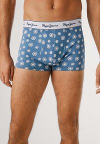 Blaue Boxershorts mit weißem Muster, aus Baumwolle hergestellt. Verfügt über einen weißen elastischen Bund mit "Pepe Jeans"-Markenlogo.