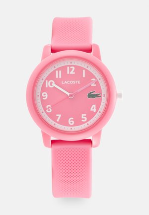 Różowy silikonowy zegarek na rękę z okrągłą kopertą, białymi znacznikami godzin i akcentem w postaci logo. Gładkie wykończenie z teksturowanym paskiem.