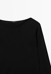 Musta, pitkähihainen, pyöreäkauluksinen paita, jossa on sileä pinta, esillä valkoisella taustalla, nähtynä ylhäältä edestä ja hartioista.