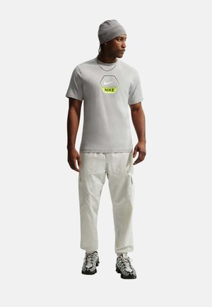 Nike Sportswear, CAMISETA DE MANGA CORTA SPORTSWEAR - Camiseta estampada - lt smoke grey