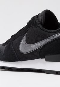 Nike Sportswear INTERNATIONALIST - Športni copati - black/dark grey