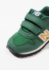 New Balance IV500YG - Lära-gå-skor - team forest green