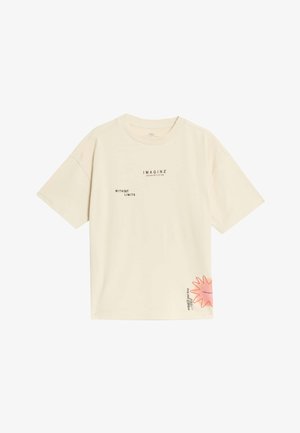 Beige bomulds-T-shirt med korte ærmer, med sort tekst og en pink grafisk detalje på den nederste side. Løs pasform, rund halsudskæring.