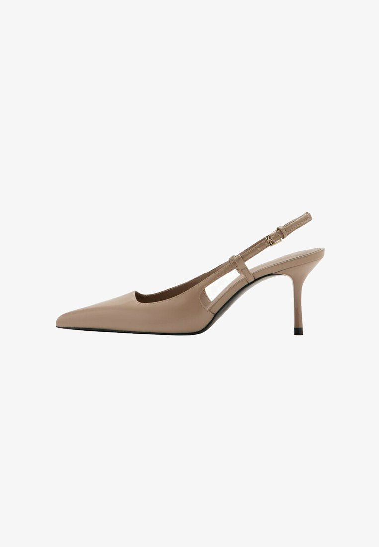 Beige spidstået slingback-pumpe med en slank mellemhæl og justerbar ankelrem på en hvid baggrund.