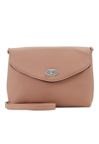 Clutch da polso in morbido pelle rosa con chiusura a patta e fermaglio a scorrimento argento, dotato di un bracciale coordinato.