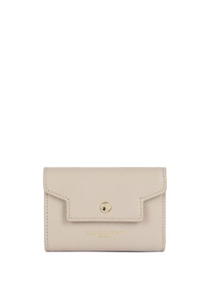 Portefeuille en cuir beige avec rabat avant et fermeture à bouton doré, embossé du texte "LANCASTER PARIS" en lettres dorées.