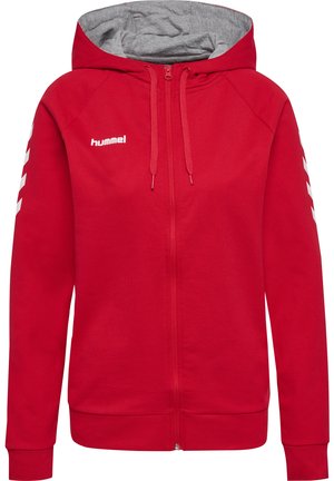 Rode zip-up hoodie met een grijze gevoerde capuchon, voorzien van witte chevronstrepen op de mouwen en een logo op de borst. Gemaakt van zachte stof.