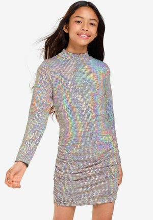 Holographisches Minikleid mit langen Ärmeln, das eine taillierte Silhouette, Raffung an der Taille und ein reflektierendes Quadratmuster aufweist.