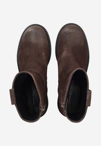 Bottines en cuir suédé marron avec une finition texturée, dotées d'un bout rond, d'une semelle en caoutchouc noire et d'une fermeture éclair sur le côté pour un enfilage facile.