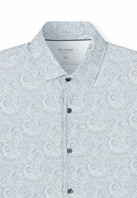 Weißes Hemd mit Knöpfen, das ein Paisley-Muster in Grautönen zeigt, hergestellt aus flexiblem Jersey-Stoff, mit schwarzen Knöpfen und klassischem Kragen.