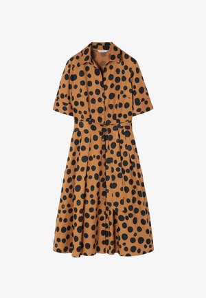 Pruun lühikeste varrukatega nupuga kleit, millel on suured ebaühtlased mustad täpid, krae, vöökand ja laienev seelik.