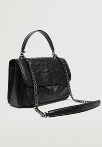 Zwarte leren handtas met gewatteerde textuur, dubbele handvatten (één ketting, één leer), rechthoekige vorm en metalen sluiting.