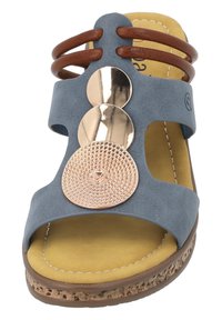 Sandal in finta suede blu con design a ritaglio, accenti dorati e metallici, cinturini in legno marrone e soletta testurizzata.