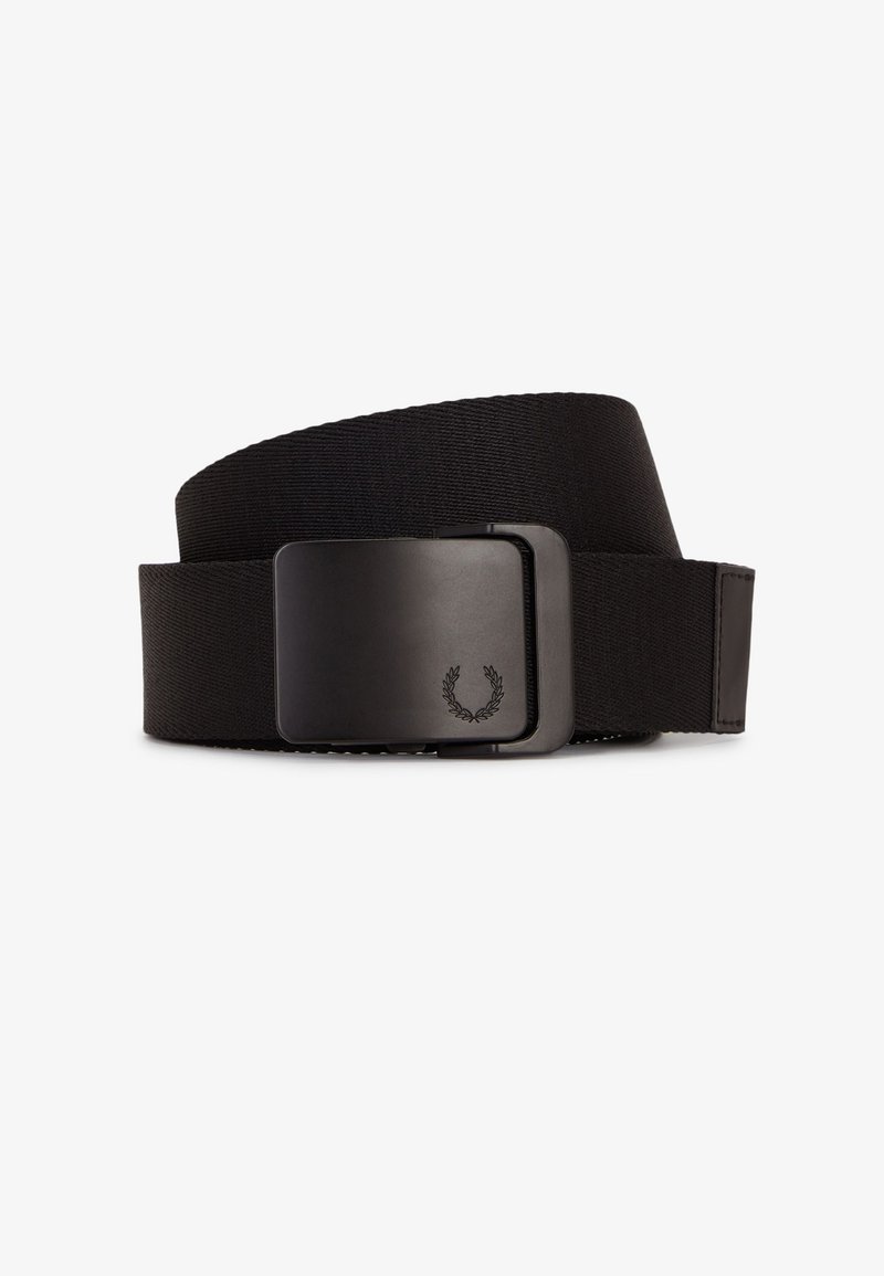 Schwarzer Stoffgürtel mit matt-schwarzer rechteckiger Metallschließe, die ein geprägtes Lorbeerkranzemblem zeigt.