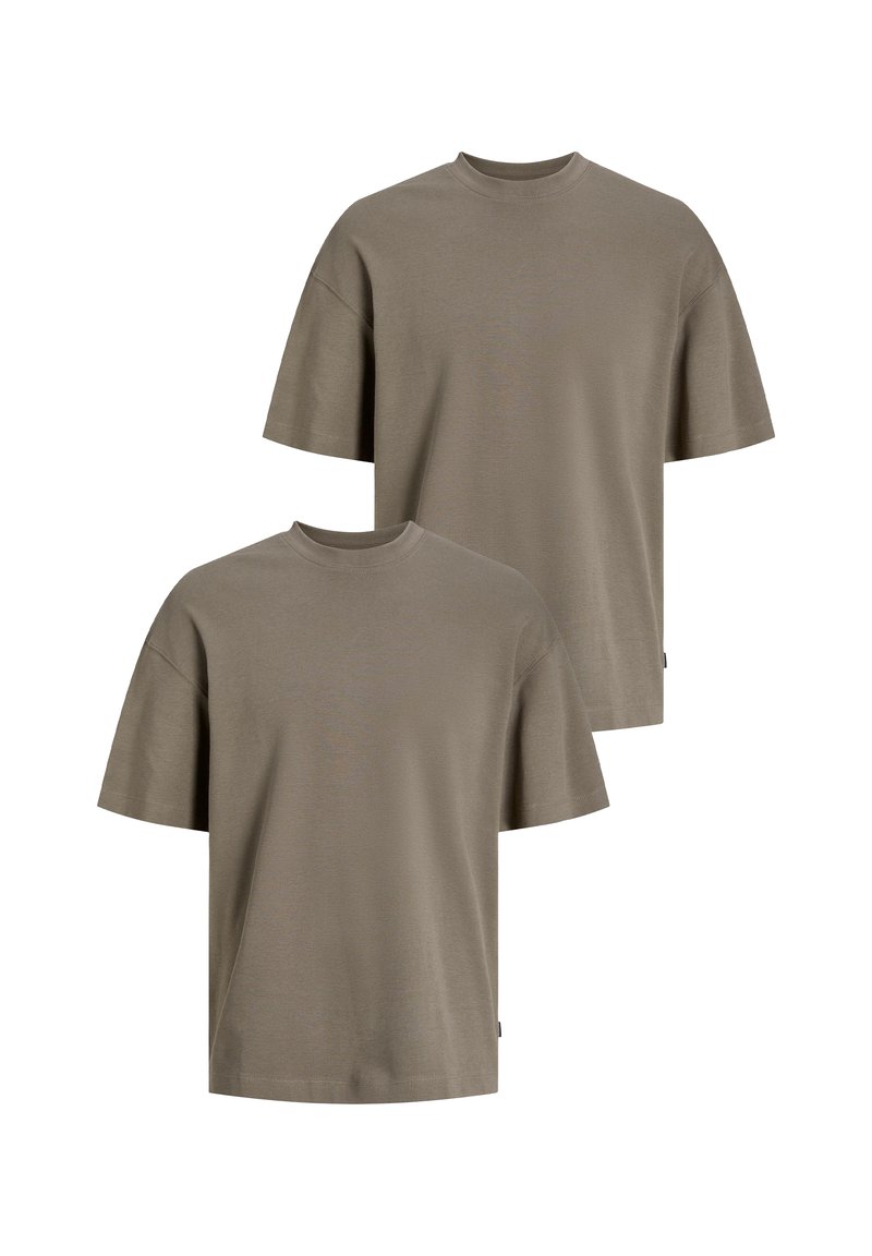 Set aus zwei Kurzarm-T-Shirts in einem sanften Olivgrün, mit rundem Ausschnitt und lockerer Passform, gefertigt aus weichem Baumwollstoff.