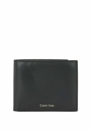 Cartera Calvin Klein de cuero negro con bordes cosidos y logotipo en letras plateadas en la parte inferior central delantera.