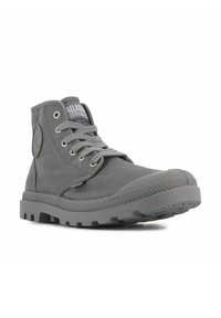 Bottines en toile grises à cheville, à bout rond, surface texturée, semelle en caoutchouc renforcée et patch logo sur le côté. Design à lacets avec œillets en métal.