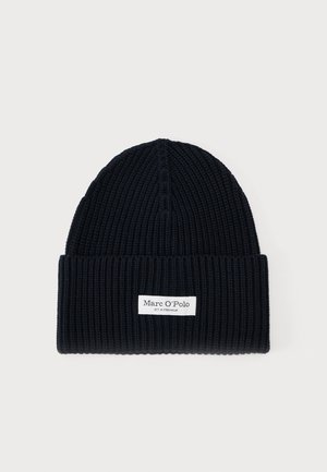 Berretto in maglia di colore navy scuro, con una texture a costine e un risvolto. Presenta un'etichetta bianca con il marchio sul davanti.