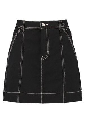 Sort denimnederdel med hvide kontrastsømme, forreste knap, bæltestropper og synlige sømdetaljer.
