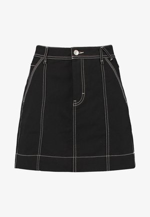 Sort denimnederdel med hvide kontrastsømme, forreste knap, bæltestropper og synlige sømdetaljer.