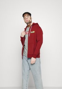Levi's® RELAXED FIT - T-shirt print - grey
