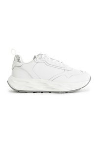 Baskets de sport blanches avec une tige en cuir lisse, un accent de talon gris texturé, des lacets bien visibles et une semelle à motif en vagues.