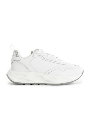 Witte sportieve sneakers met een glad leren bovenwerk, een gestructureerde grijze hielaccent, opvallende veters en een golvend patroon op de zool.