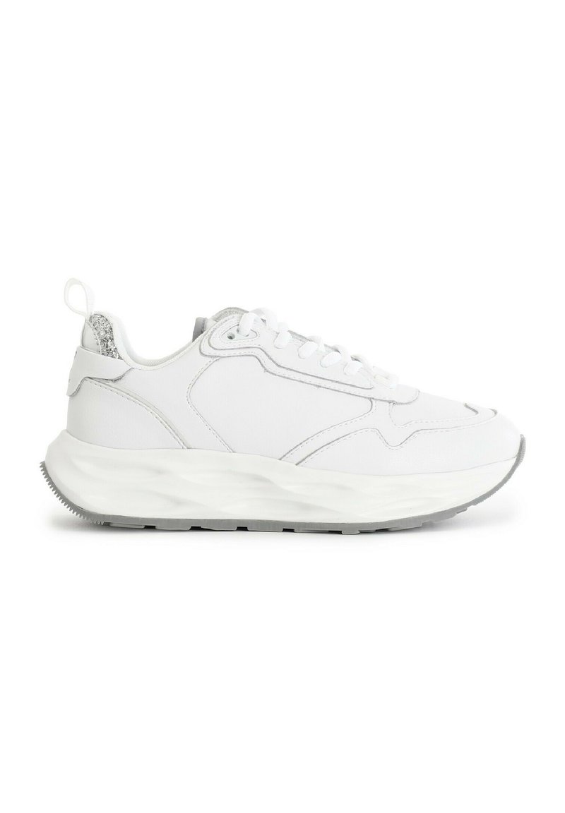 Baskets de sport blanches avec une tige en cuir lisse, un accent de talon gris texturé, des lacets bien visibles et une semelle à motif en vagues.
