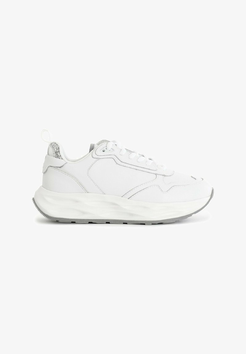 Baskets de sport blanches avec une tige en cuir lisse, un accent de talon gris texturé, des lacets bien visibles et une semelle à motif en vagues.