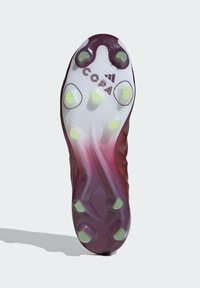 Suola delle scarpe da calcio Copa con un design sfumato dal bordeaux al bianco. Presenta sei tacchetti distaccabili di colore verde e il logo testuale "COPA" in viola scuro.