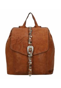 Brauner Leder-Rucksack mit Klappenfront, silberner Schnalle und dekorativen Metallnieten in verschiedenen Größen entlang der Mitte. Zwei obere Tragengriffe.