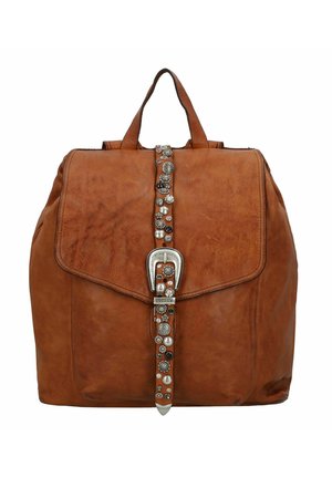 Zaino in pelle marrone con patta frontale, fibbia argentata e borchie decorative in varie dimensioni lungo il centro. Due maniglie superiori per il trasporto.