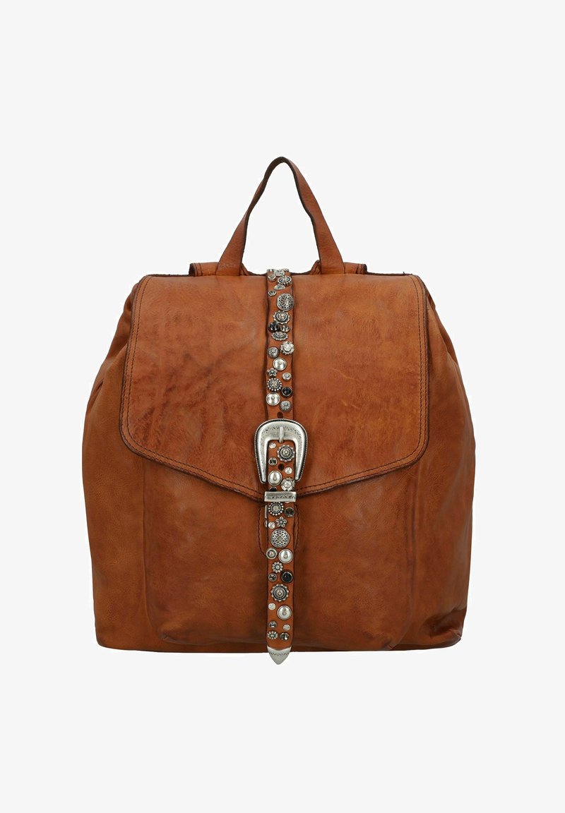 Zaino in pelle marrone con patta frontale, fibbia argentata e borchie decorative in varie dimensioni lungo il centro. Due maniglie superiori per il trasporto.