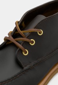Timberland CHUKKA MID LACE UP - Hétköznapi fűzős cipő - dark brown
