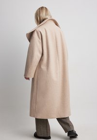 NA-KD Klasisks mētelis - light beige