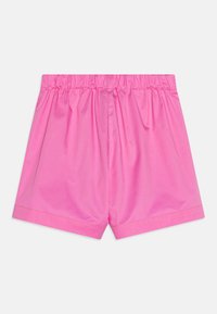 Růžové bavlněné šortky s elastickým pasem, s hladkým povrchem a jednoduchým designem, začištěnými okraji a bez dalších ozdob.