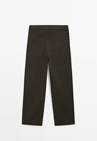 Pantalon droit couleur olive foncé vu de dos avec deux poches plaquées carrées et passants de ceinture à la taille.
