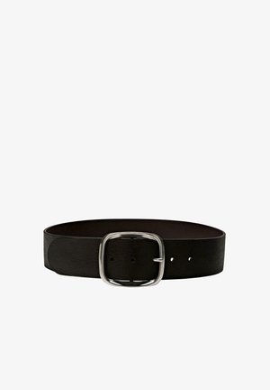 Cintura nera in pelle con fibbia rettangolare in metallo argentato e tre fori di regolazione su sfondo bianco.