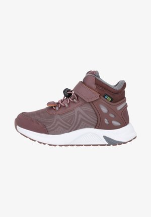 Scarpa sportiva marrone con tomaia in rete, colletto imbottito, cinturino regolabile e soletta bianca. Presenta design testurizzati e accenti rinforzati.