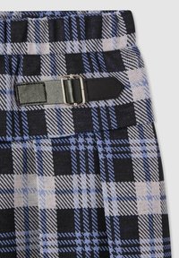 Tessuto a quadri con motivi blu, neri e grigio chiaro. Presenta un accento in pelle nera e un design della vita strutturato.