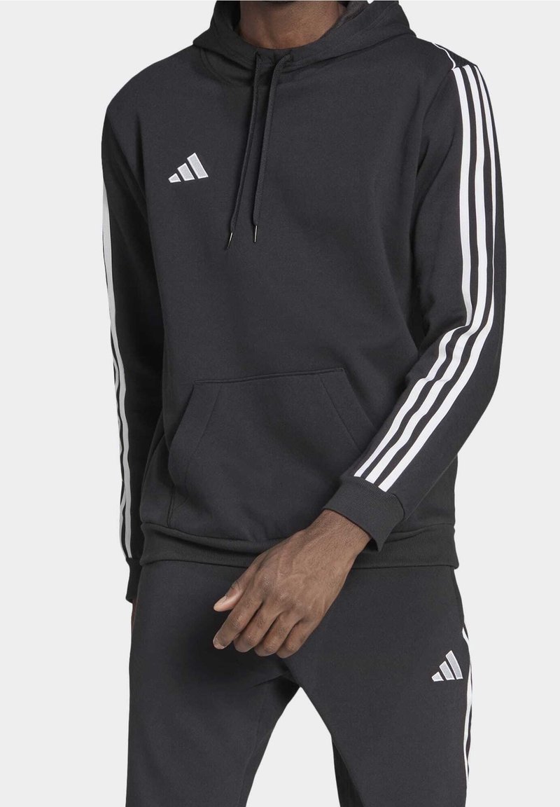 Zwarte hoodie gemaakt van een katoenmix; heeft een wit drie-strepen ontwerp op de mouwen, een voorzak en verstelbare koordjes bij de capuchon.