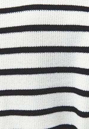 Zbliżenie białej dzianiny z poziomymi czarnymi paskami o różnej grubości.