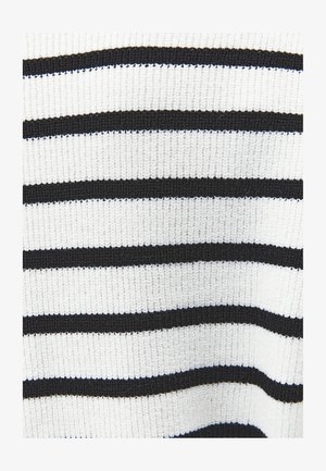 Gros plan sur un tissu blanc tricoté avec des rayures noires horizontales de différentes épaisseurs.