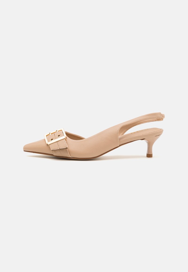 Escarpin slingback beige à bout pointu, talon kitten avec une large bride et une boucle dorée sur un fond uni.