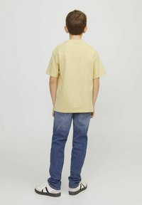 Jack & Jones Junior JORVESTERBRO SS CREW NECK NOOS - Marškinėliai su spaudiniu - italian straw