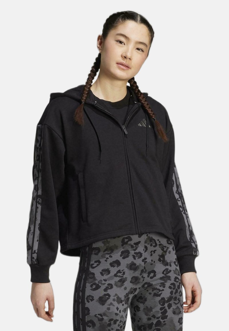 Felpa nera cropped in tessuto morbido, con chiusura a zip, tasche frontali e dettagli a contrasto con stampa leopardata sulle maniche.