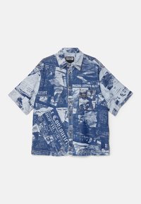 Chemise à manches courtes avec boutons, imprimé journal bleu et blanc, petite poche avant avec étiquette de marque.